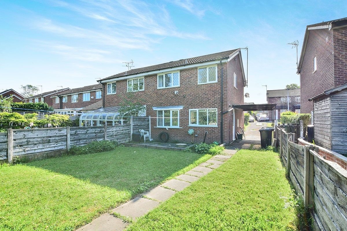 3 Bedrooms Semi-detached house to rent in Avonside Way, Macclesfield SK11