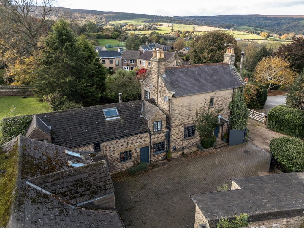 5 bedroom detached house for sale 0