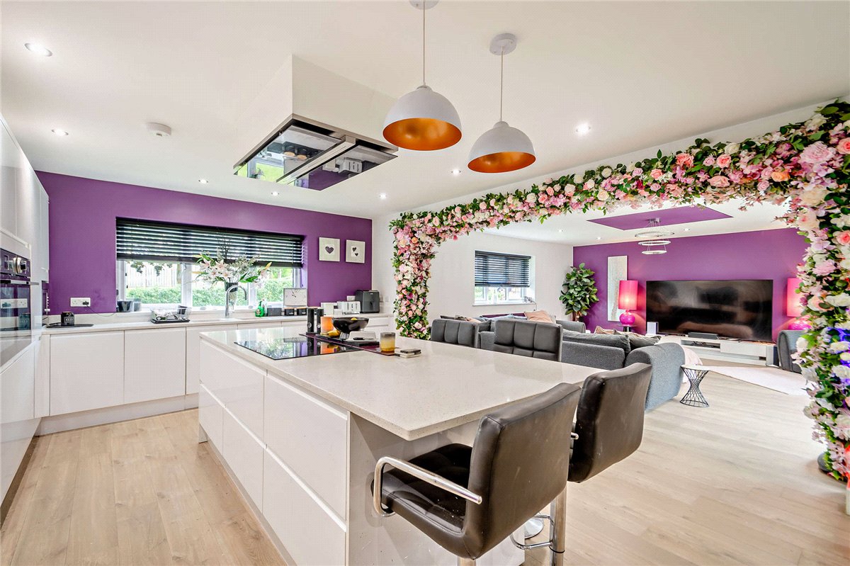 6 bedroom detached house for sale 0