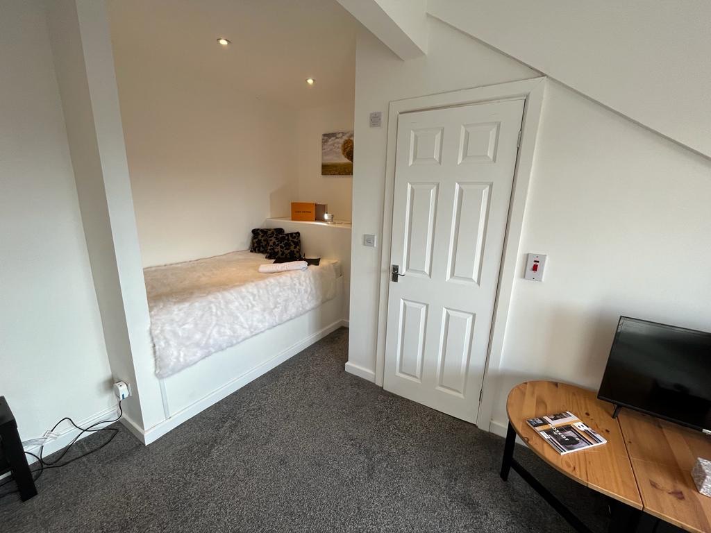 Room 5, 114 Austhorpe Road, Leeds photo 4