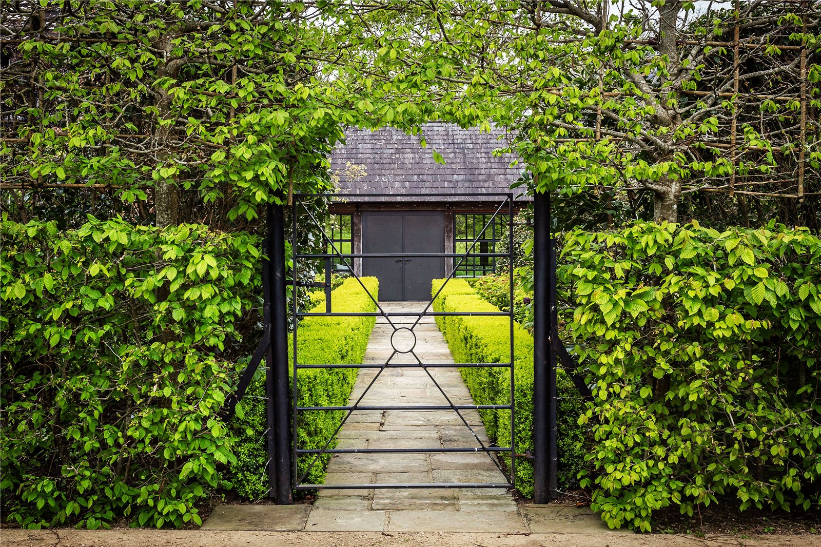 6 bedroom detached house for sale 0