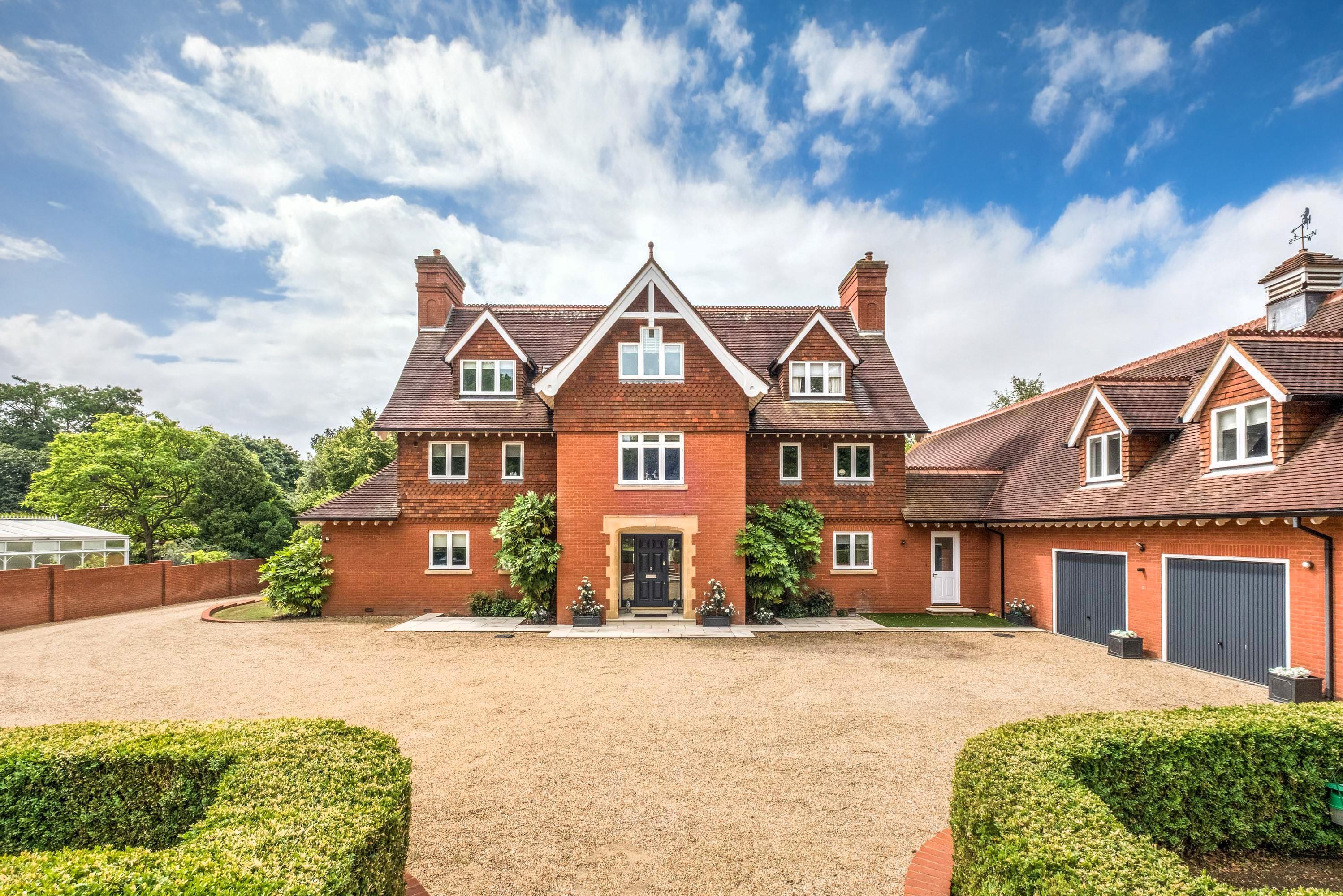 5 bedroom detached house for sale 0