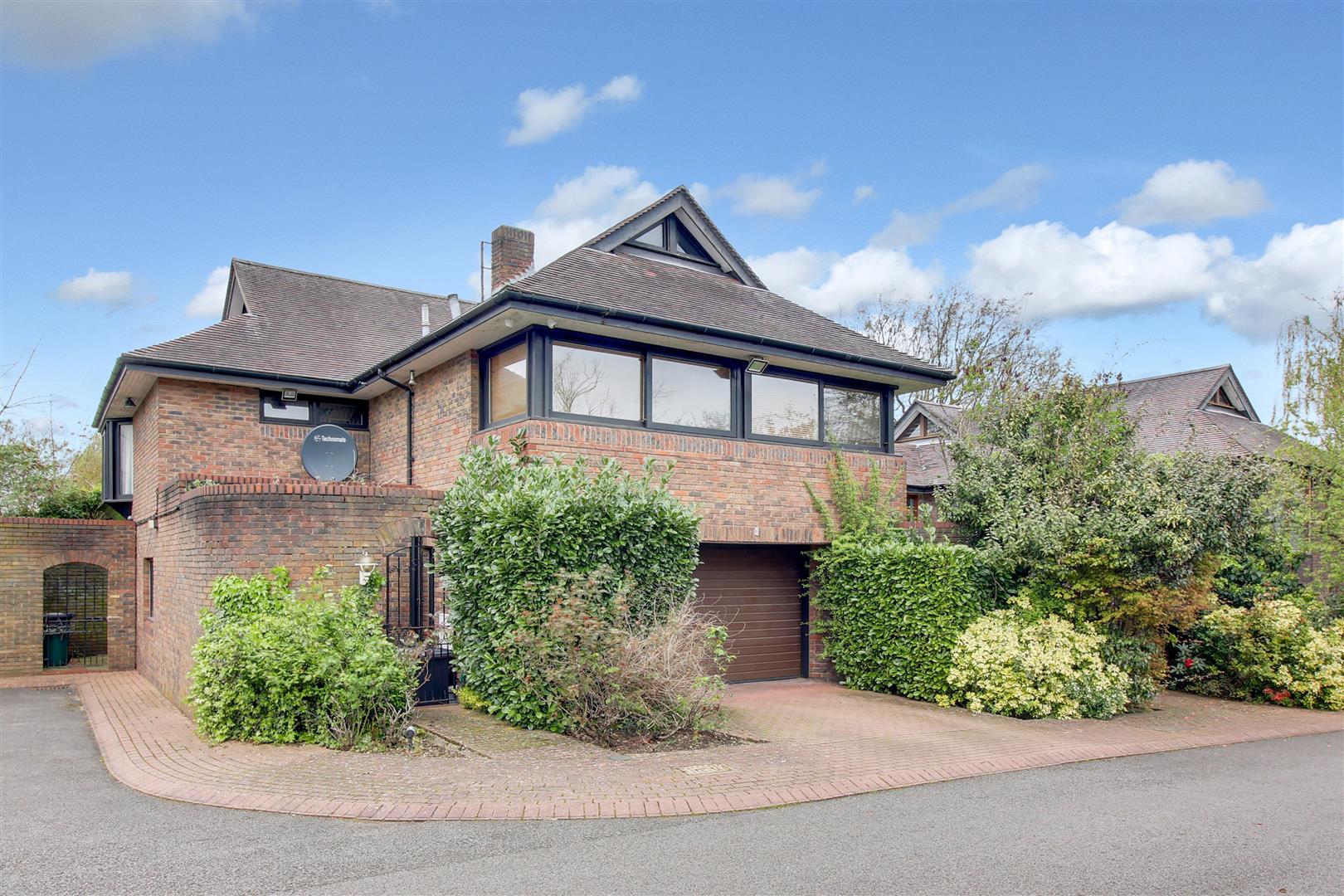 5 bedroom detached house for sale 0