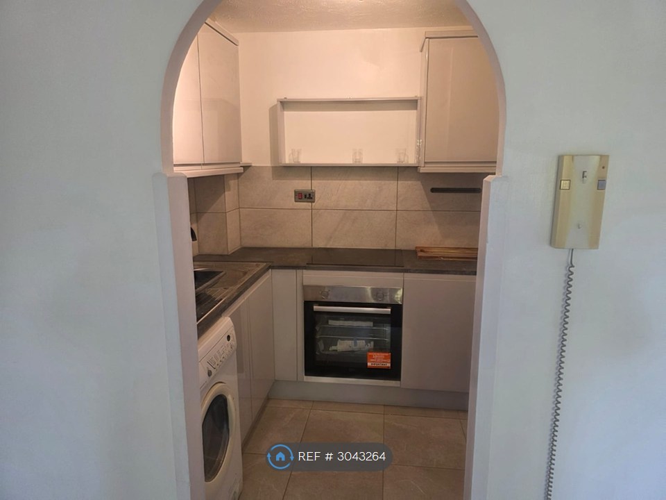 Argyle Court, King Georges Avenue, Watford photo 4