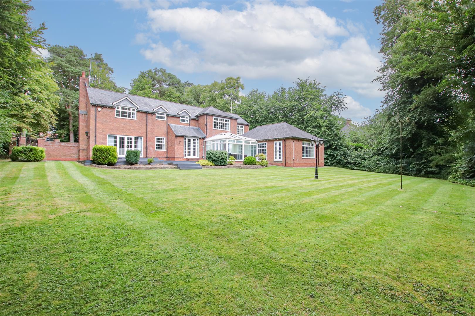 5 bedroom detached house for sale 0