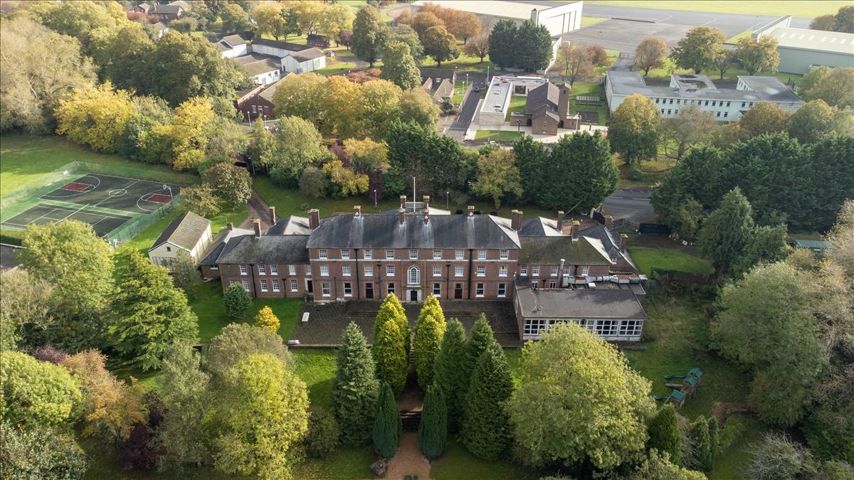 35 bedroom detached house for sale 0