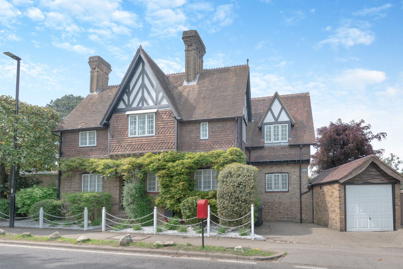 6 bedroom detached house for sale in Lymington