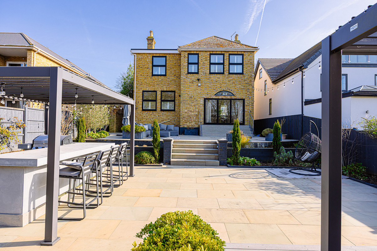 5 bedroom detached house for sale 0