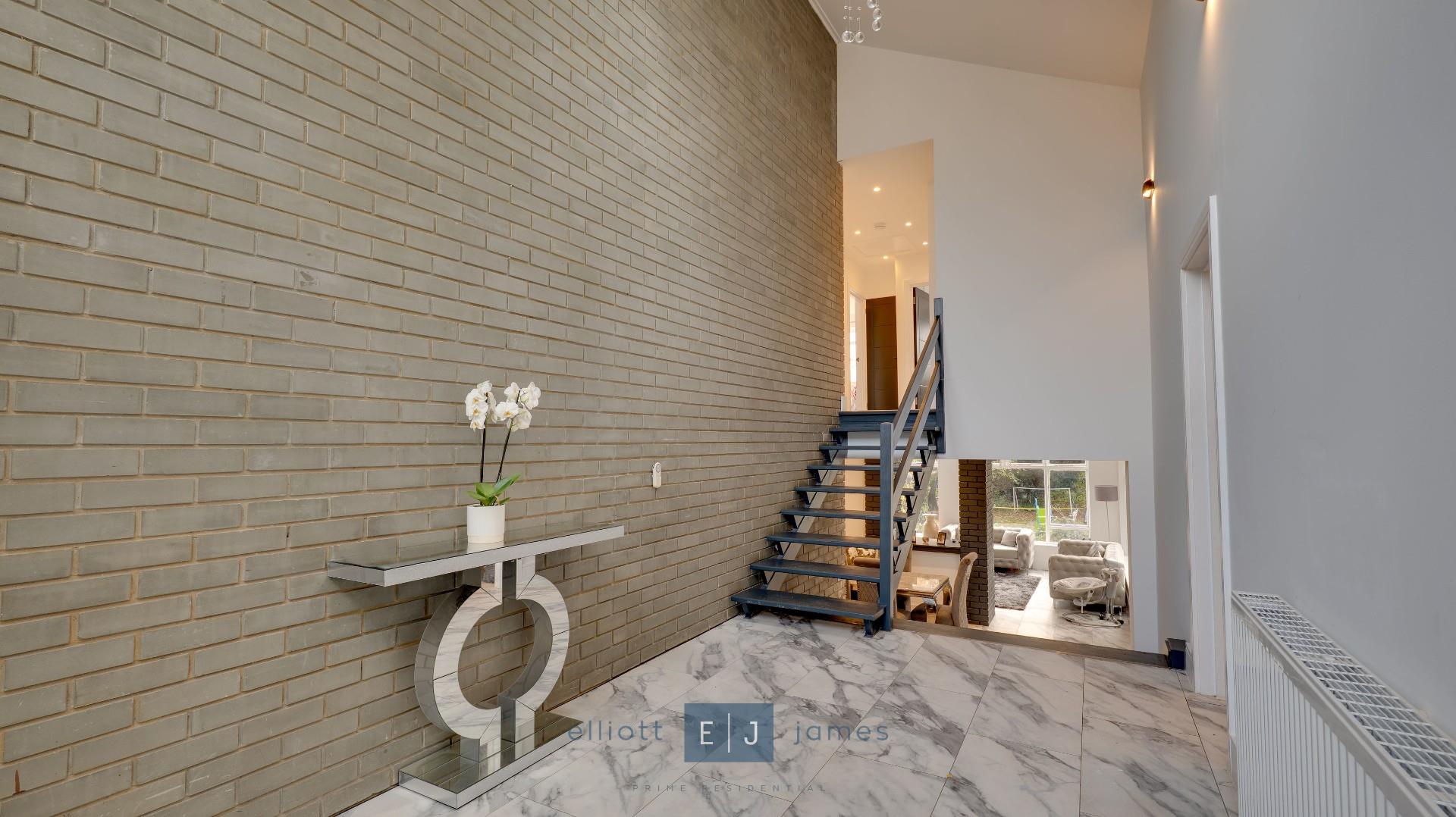 5 bedroom detached house for sale 0