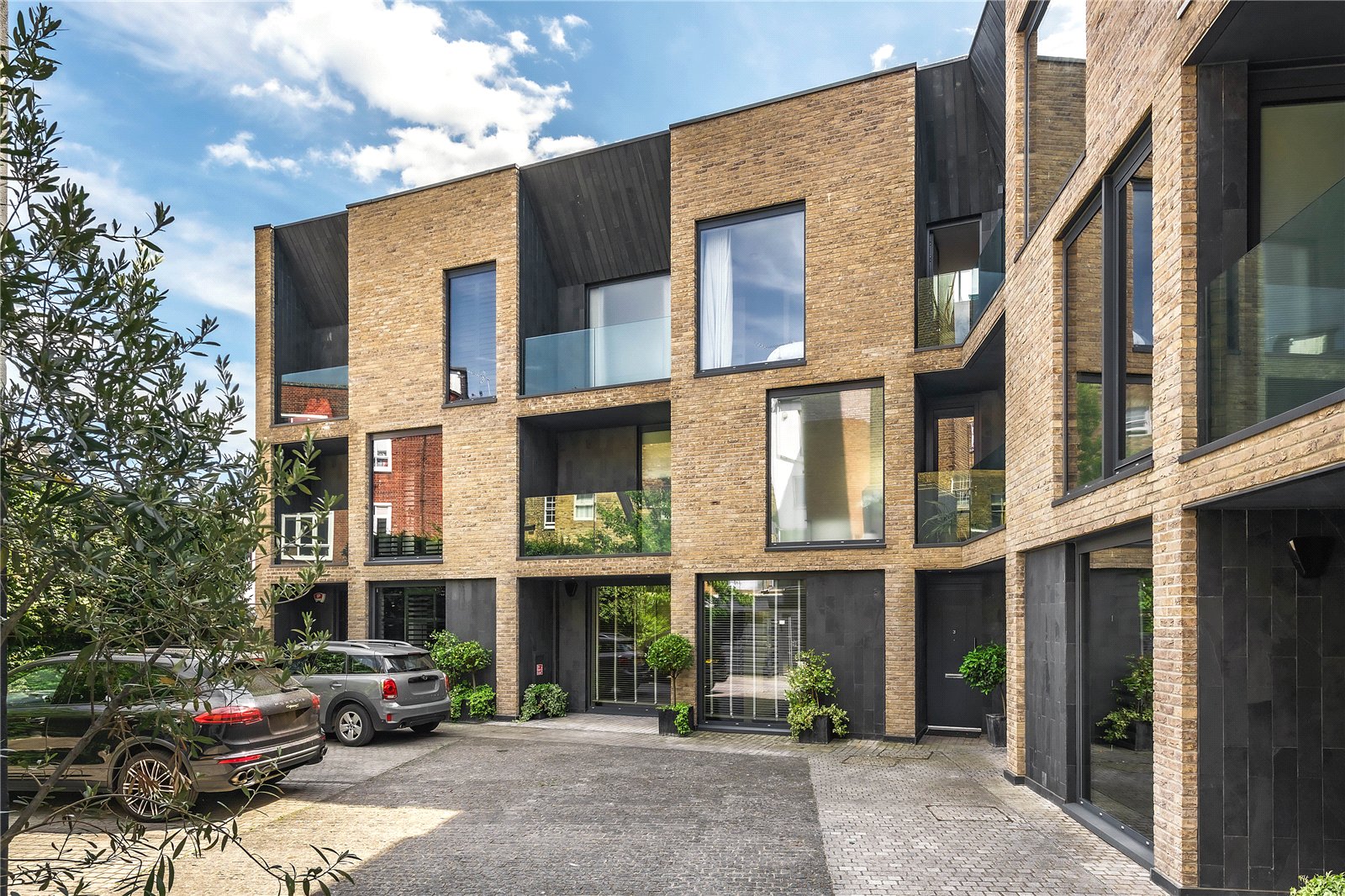 5 bedroom mews house for sale 0