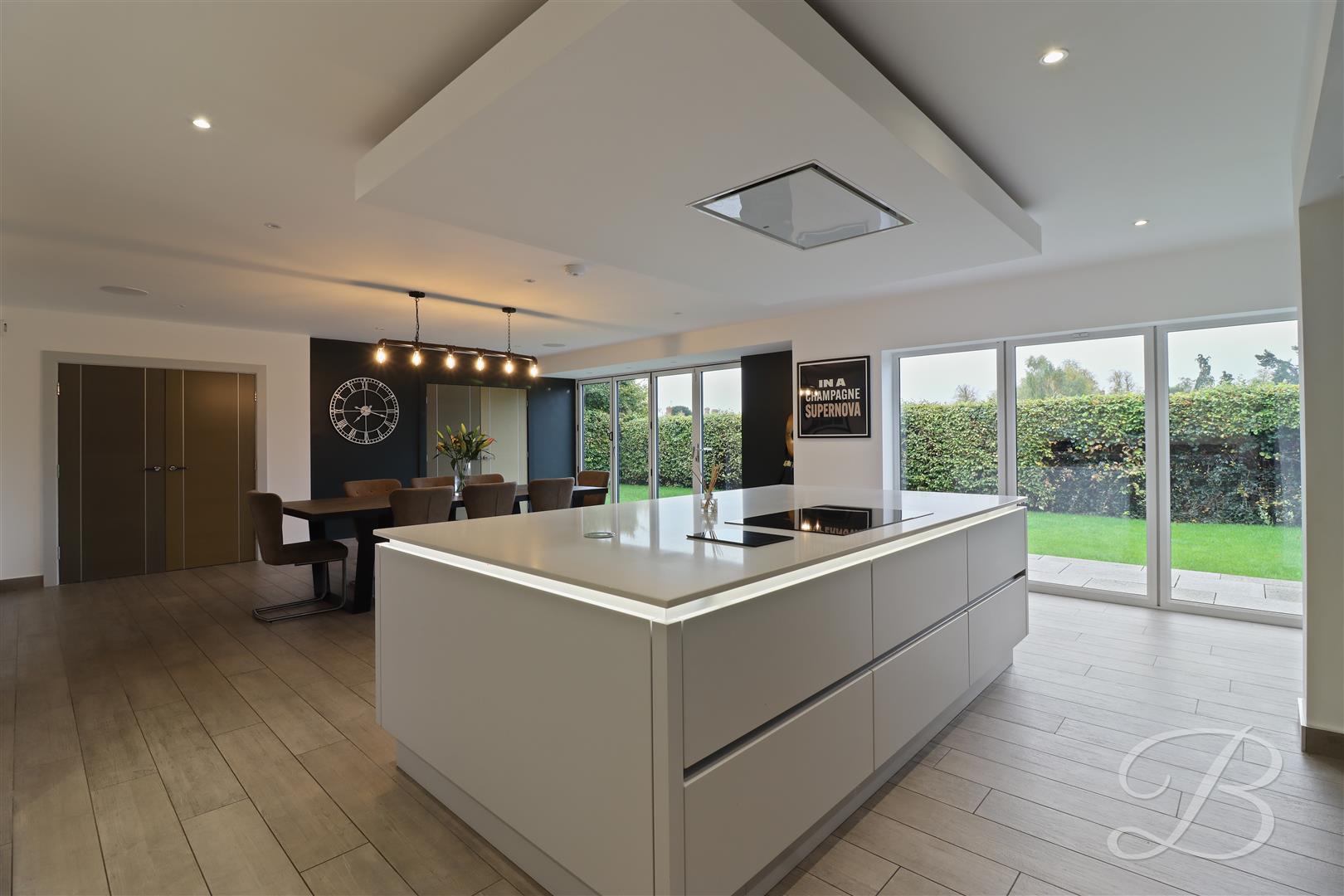 5 bedroom detached house for sale 0