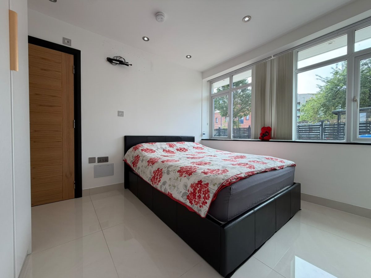 16 Room 3, The Crescent, Harrow photo 4