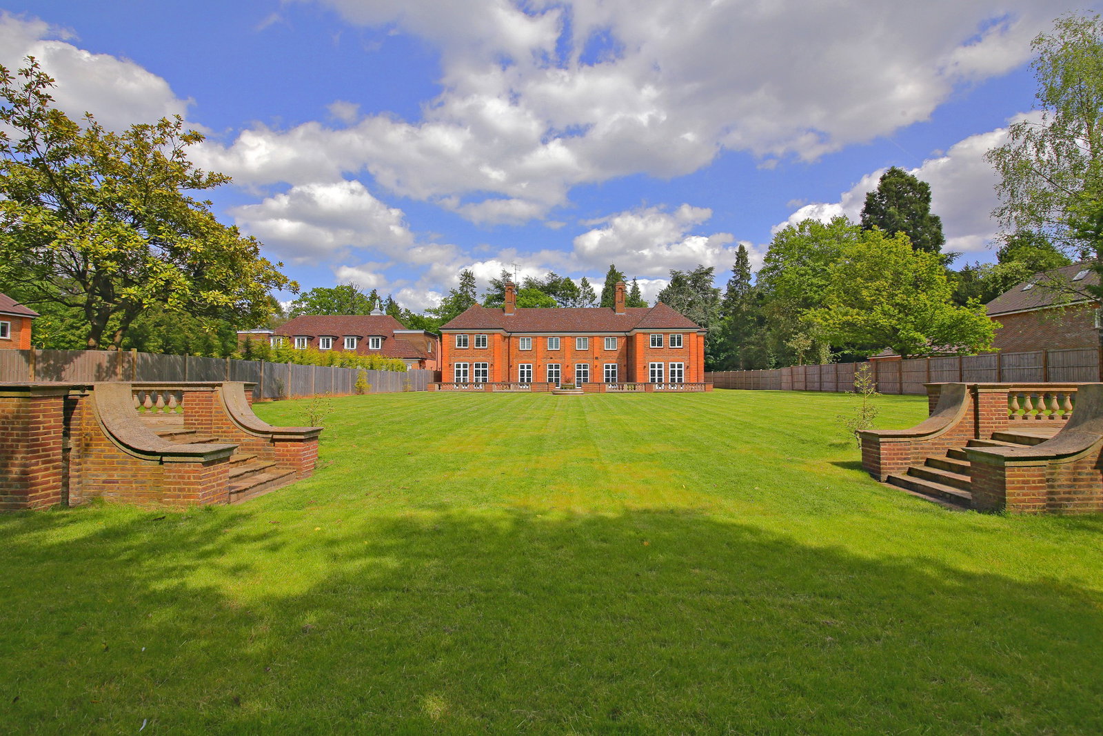 Brackenhill Close, Northwood photo 4