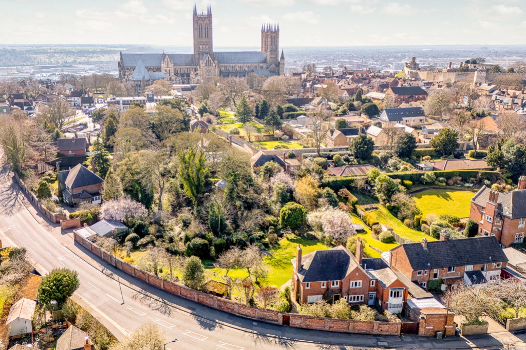 5 bedroom detached house for sale 0