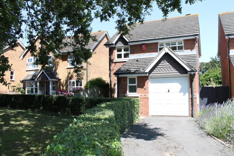 Free property report 50 Vitre Gardens, Lymington, SO41 3NB Chimnie