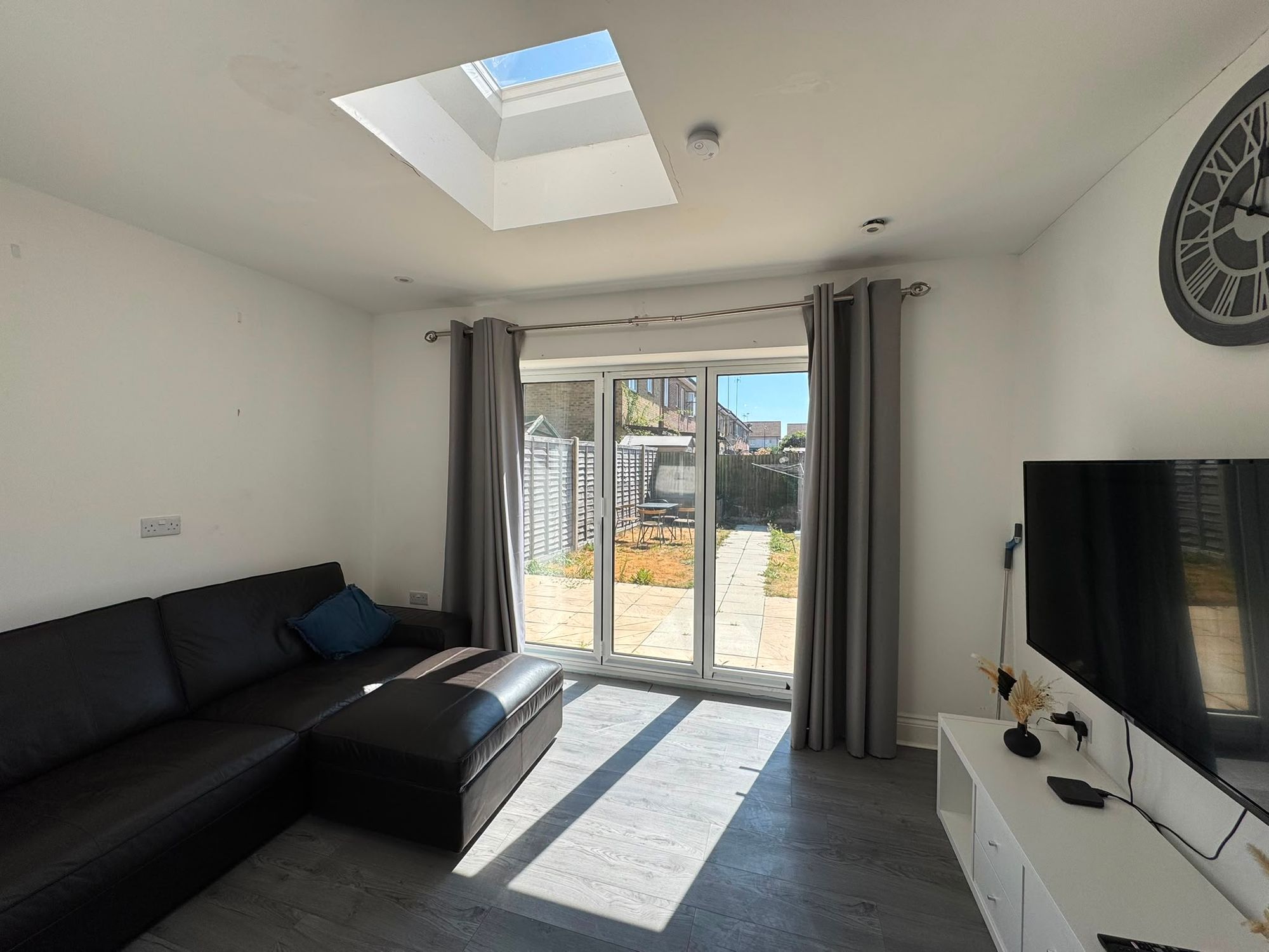 5-bed house on 110 De Havilland Road, Edgware, £3,000/mo