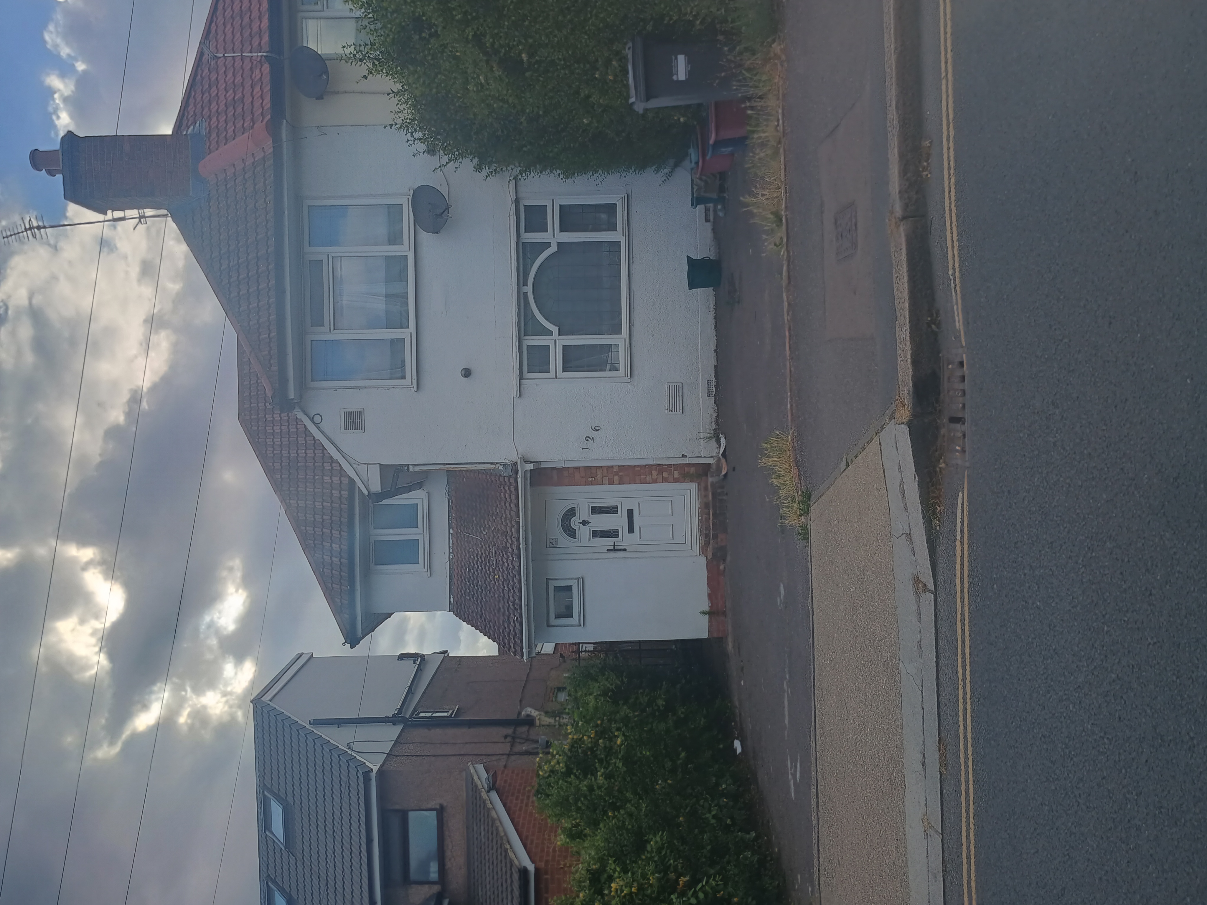 126, Vicarage Farm Road , Heston, Hounslow  photo 2