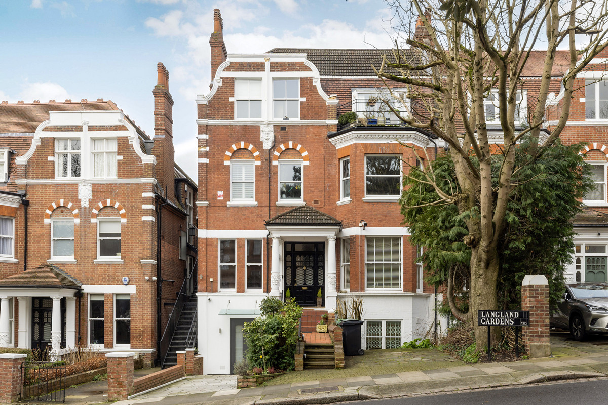 4 bedroom detached house for sale in Slough