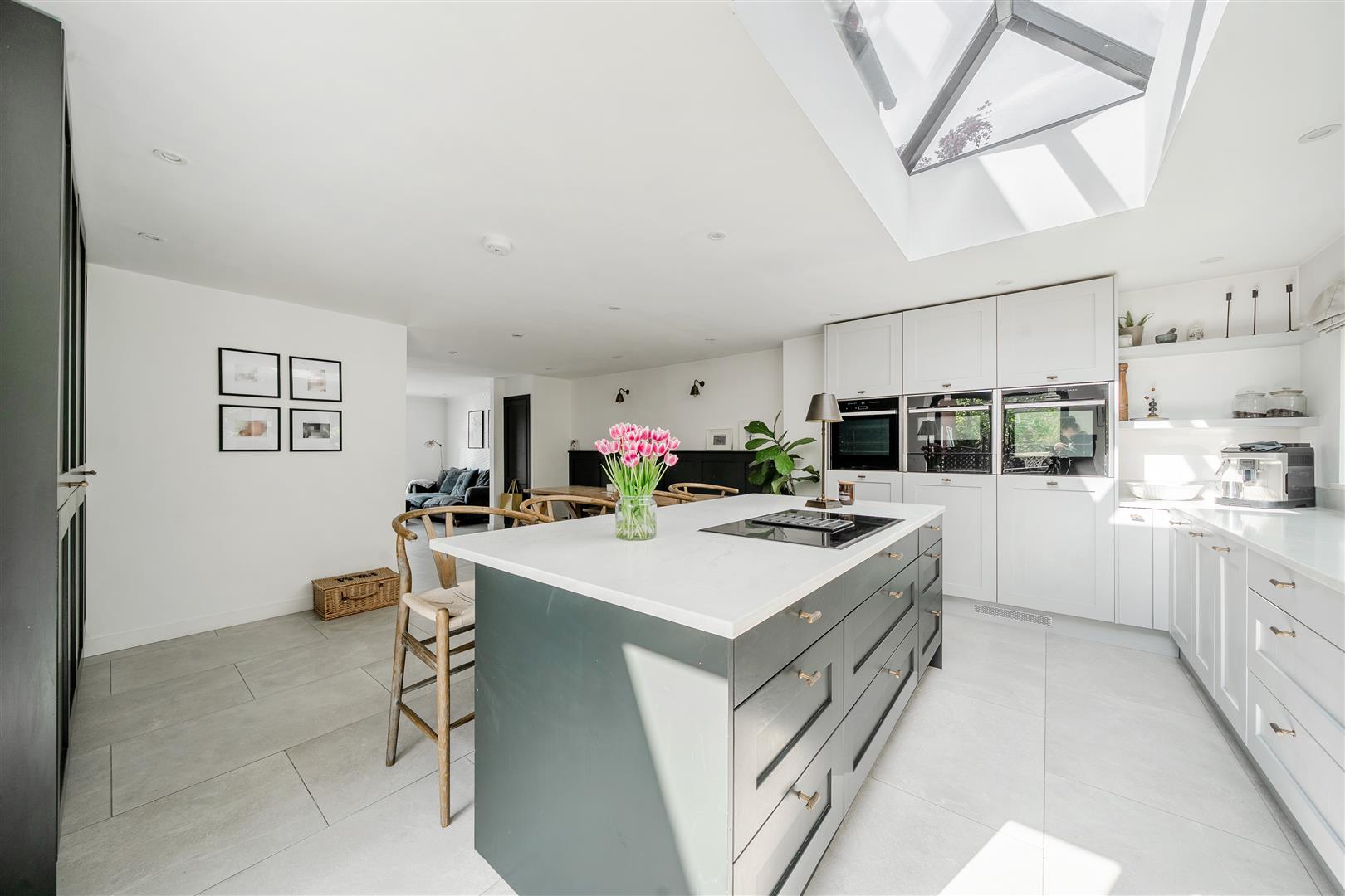 6 bedroom detached house for sale 0