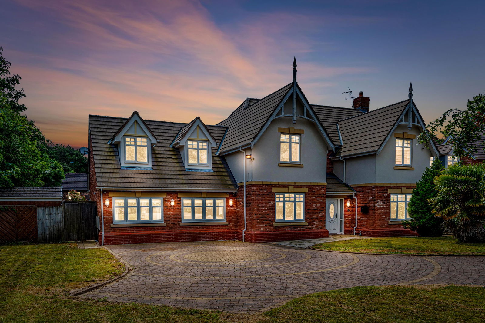5 bed Detached House