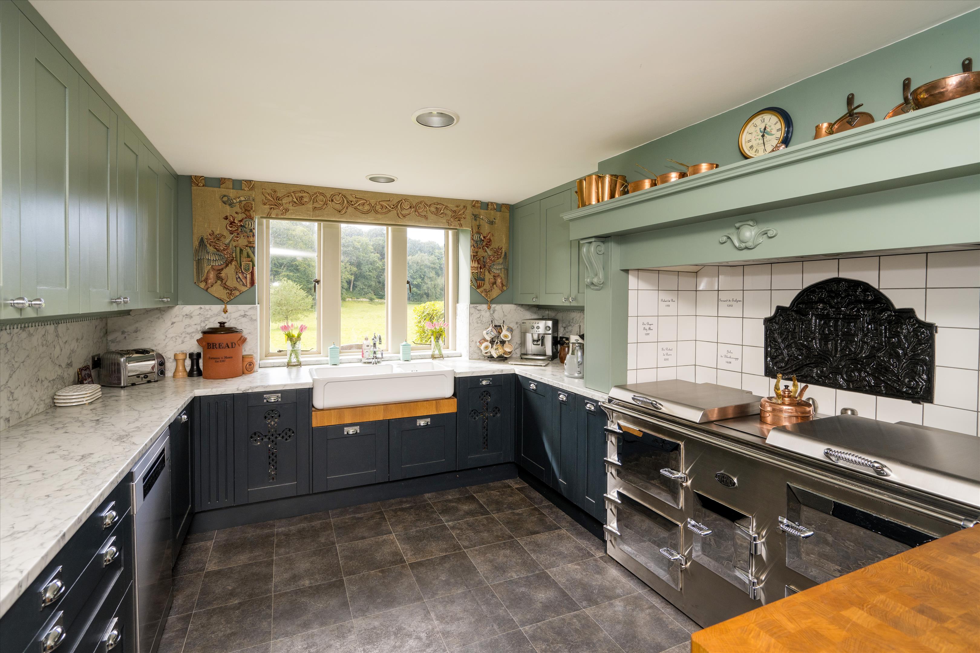 8 bedroom detached house for sale 0