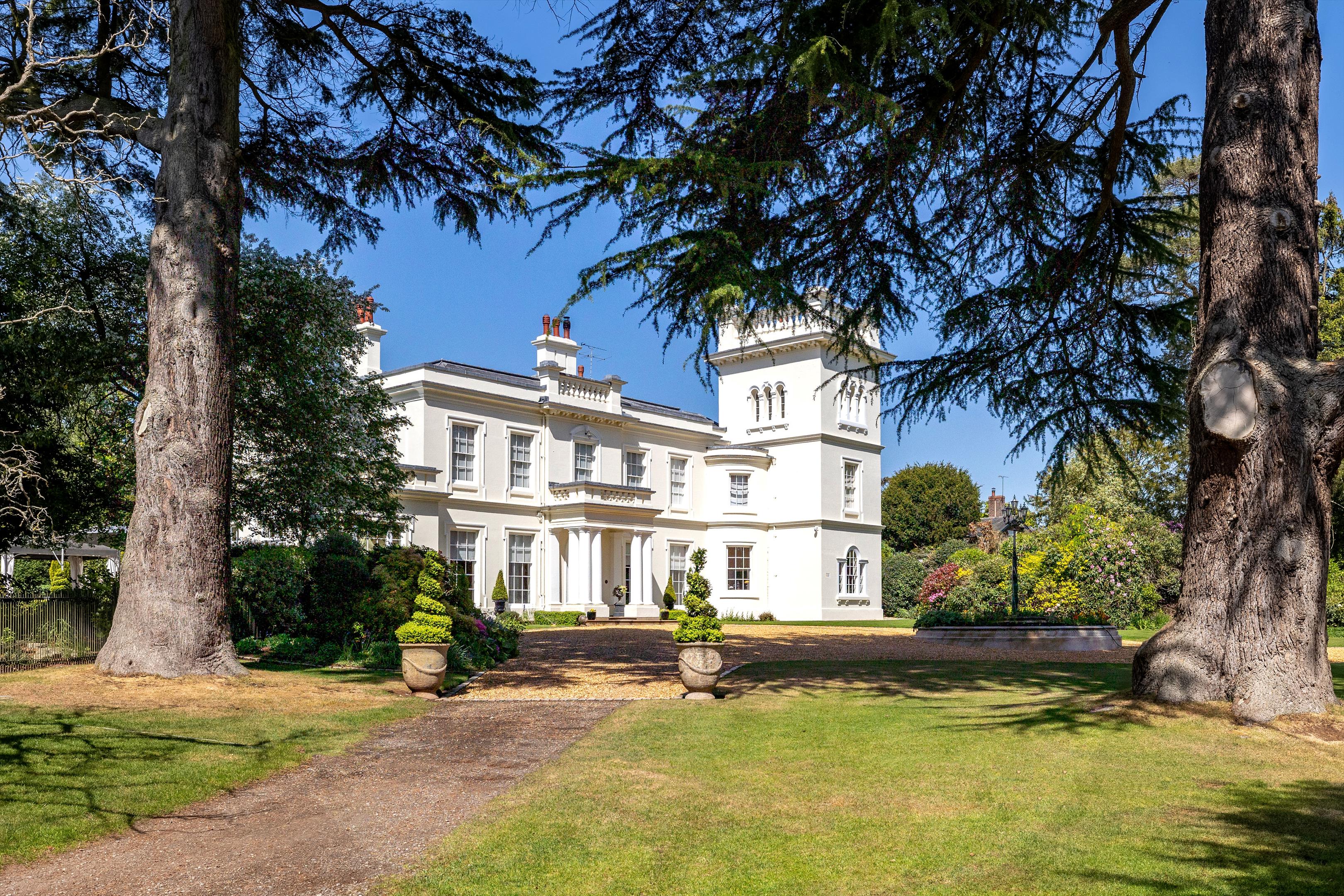 8 bedroom detached house for sale 0