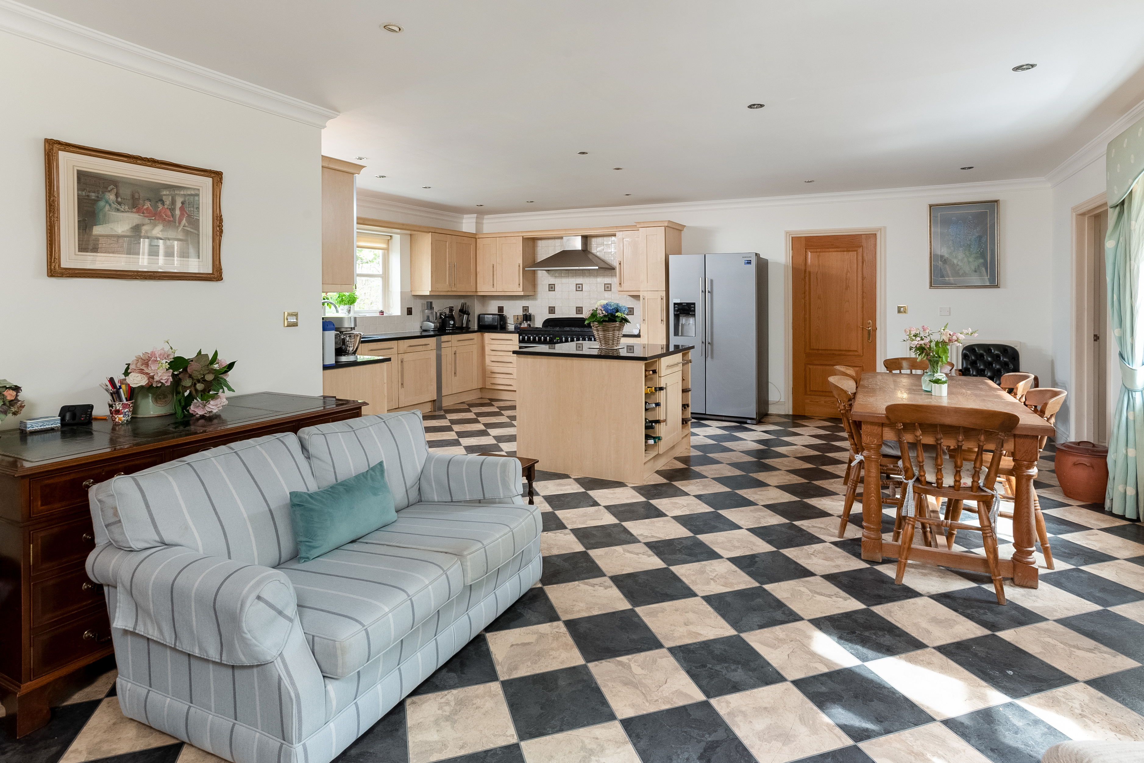 6 bedroom detached house for sale 0