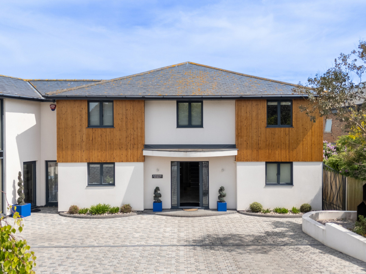 5 bedroom detached house for sale 0