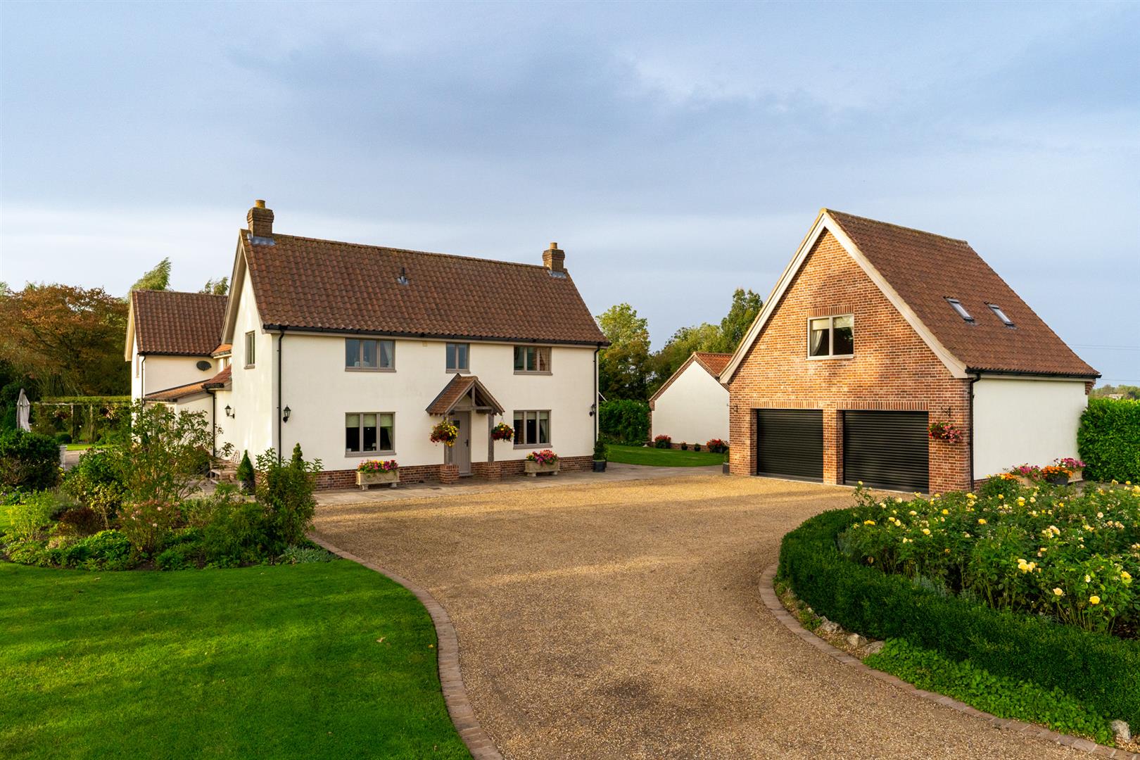 6 bedroom detached house for sale 0