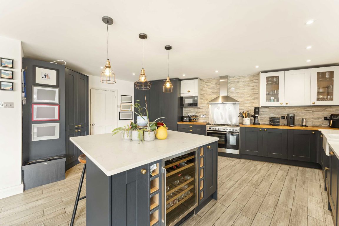 4 bedroom detached house for sale 0