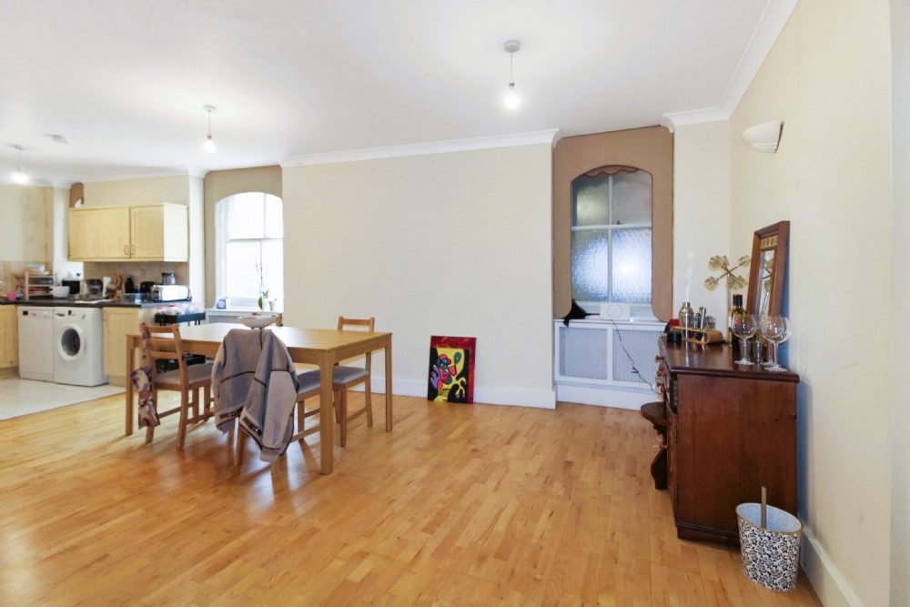 3 bedroom flat for sale 0