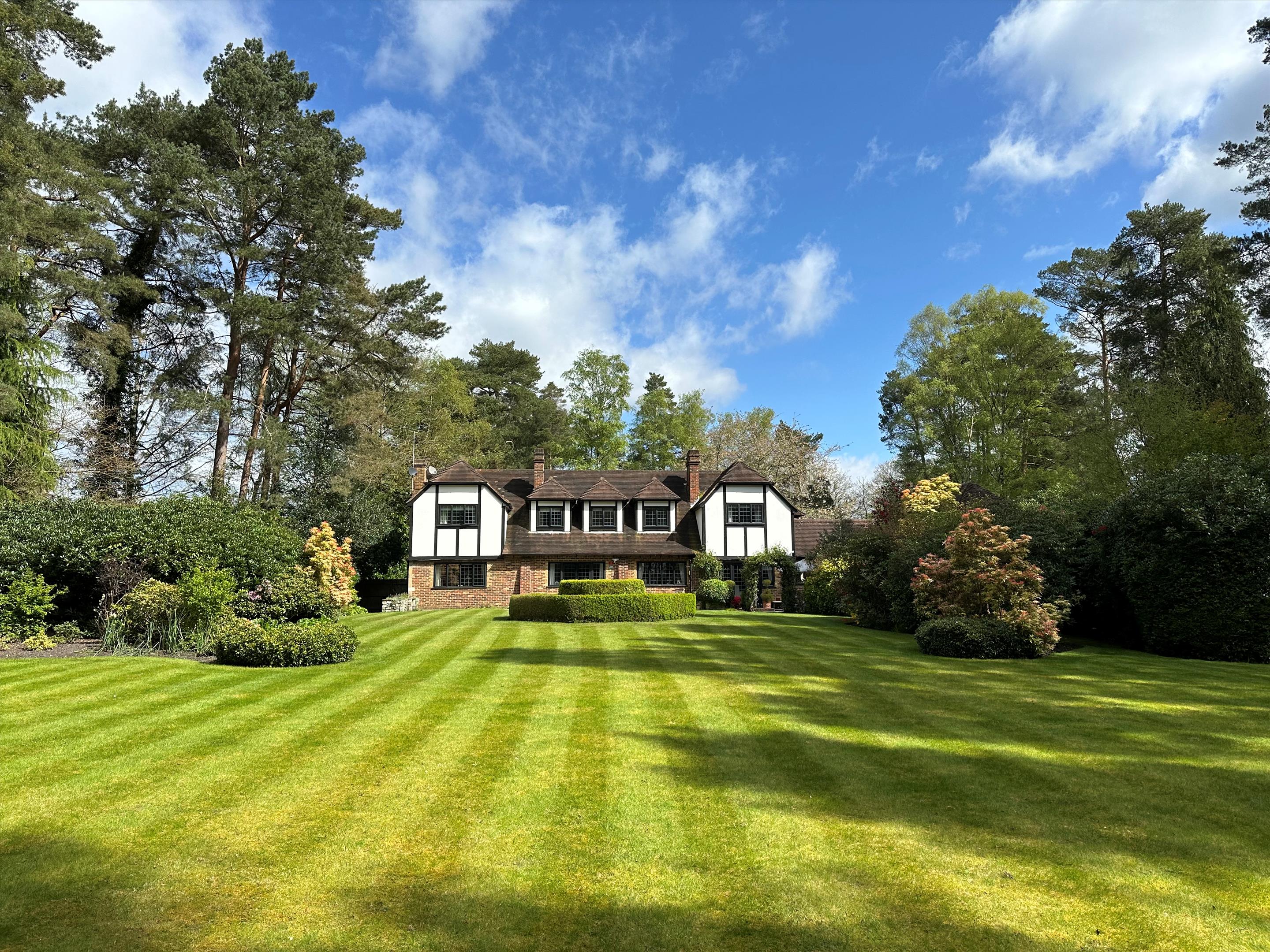 5 bedroom detached house for sale 0