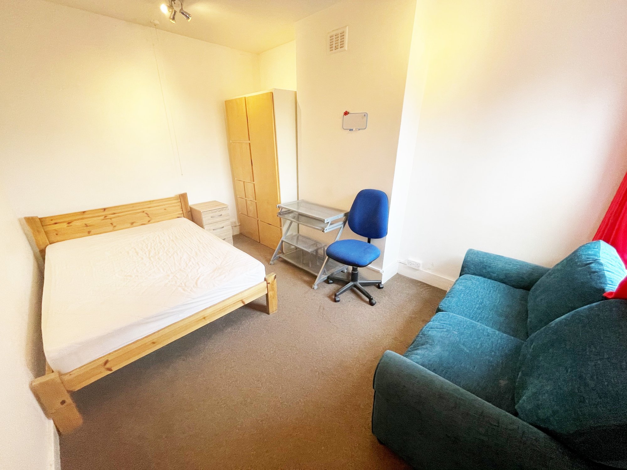 Room 2, Top Floor Flat, 9, Whitley Street, Berkshire, UK photo 5