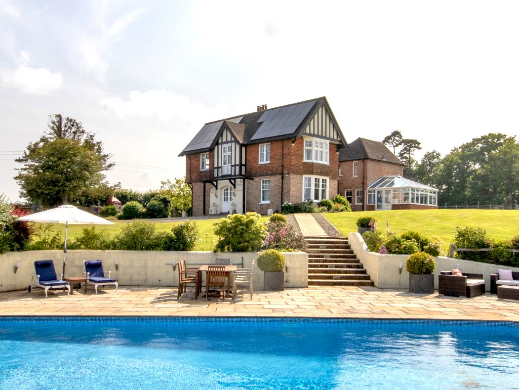 6 bedroom detached house for sale 0