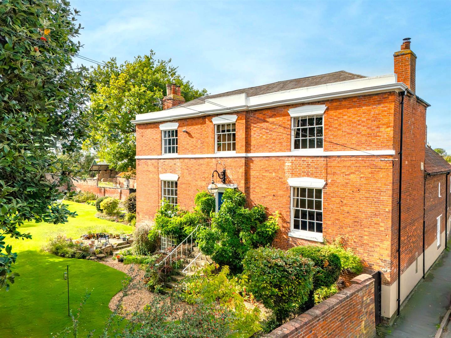 5 bedroom detached house for sale 0