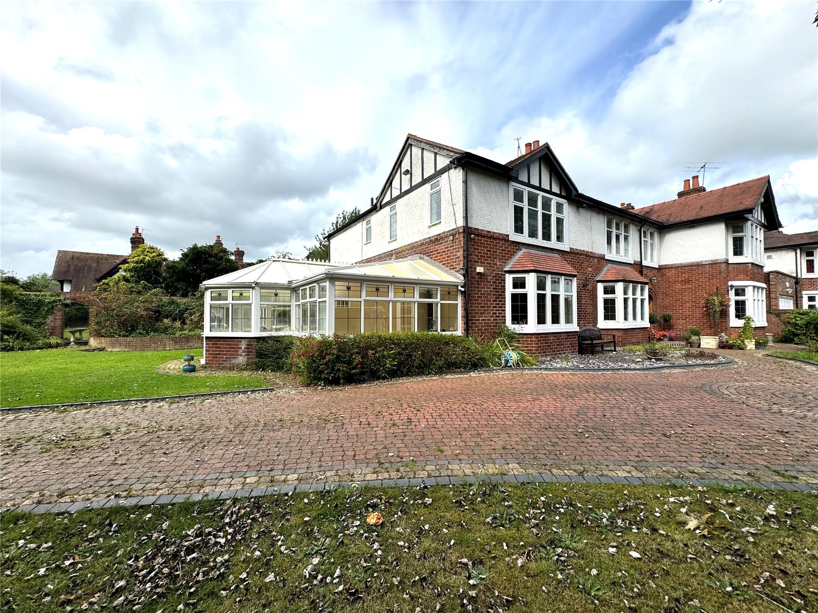 6 bedroom detached house for sale 0