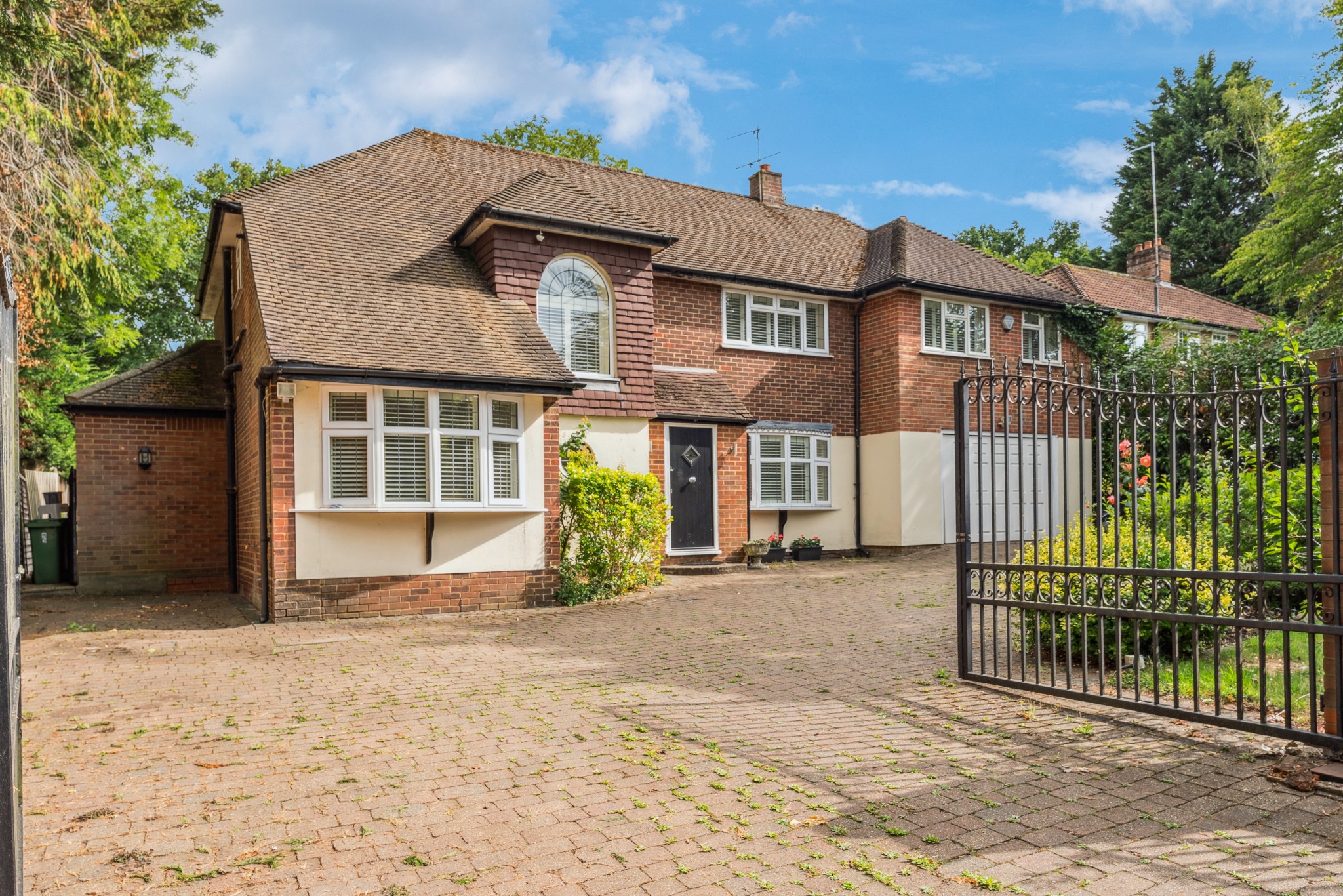 4 bedroom detached house for sale 0