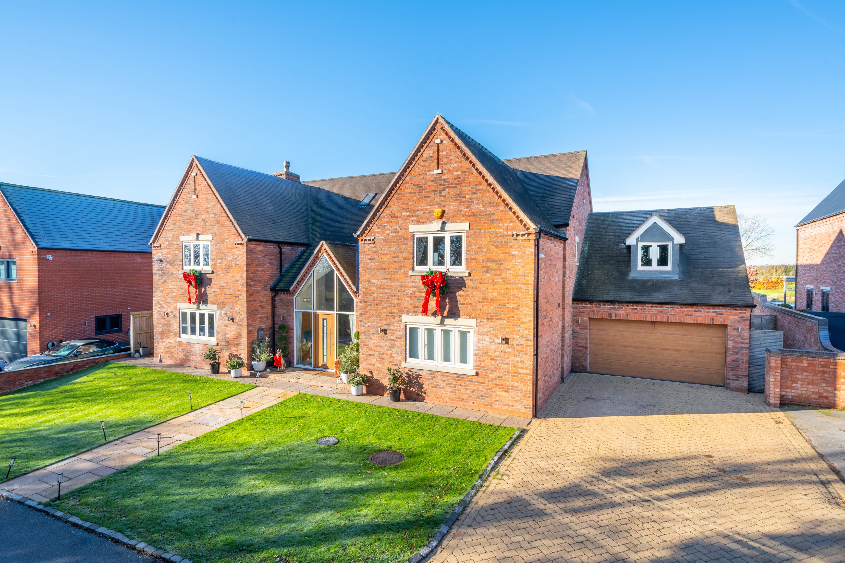 6 bedroom detached house for sale 0