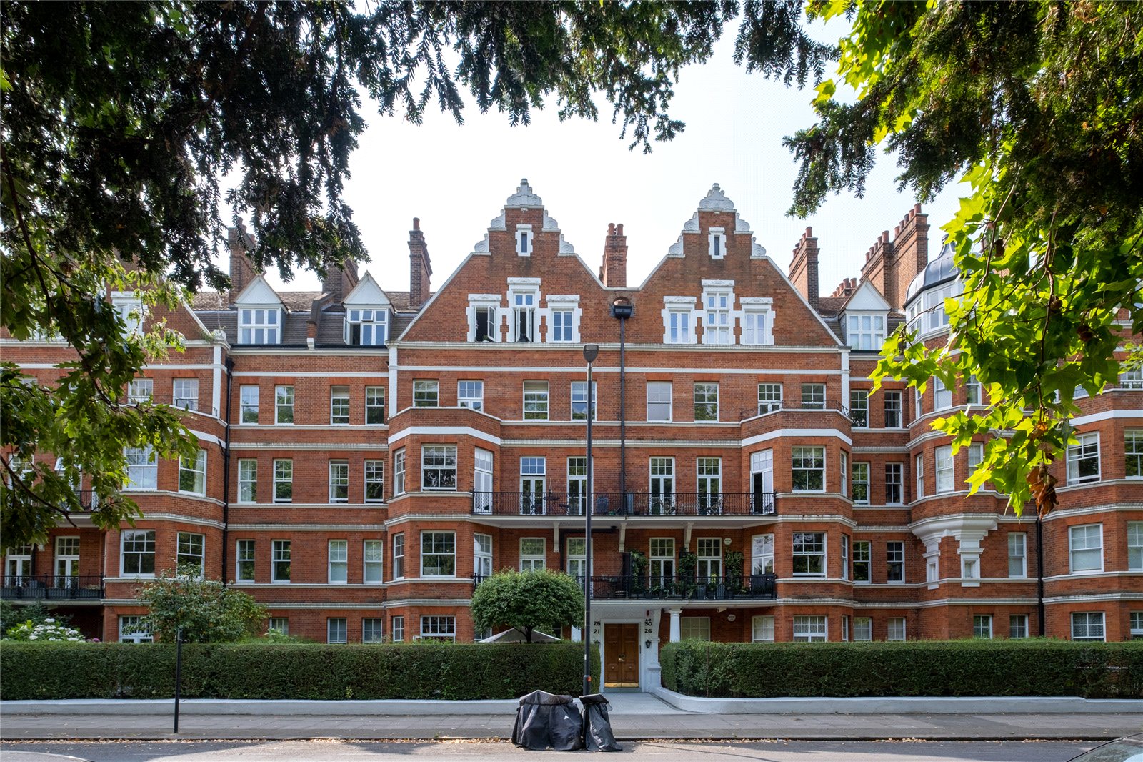 4 bedroom flat for sale in London