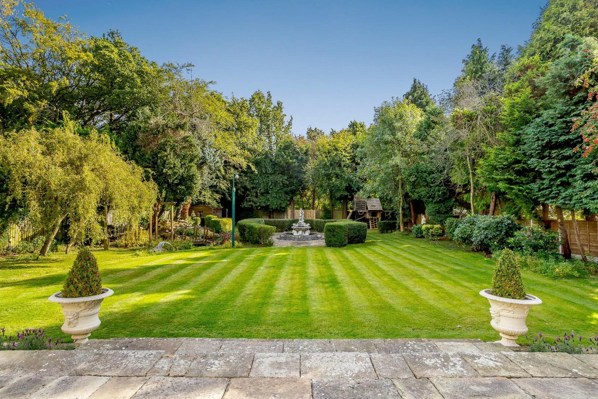 6 bedroom detached house for sale 0