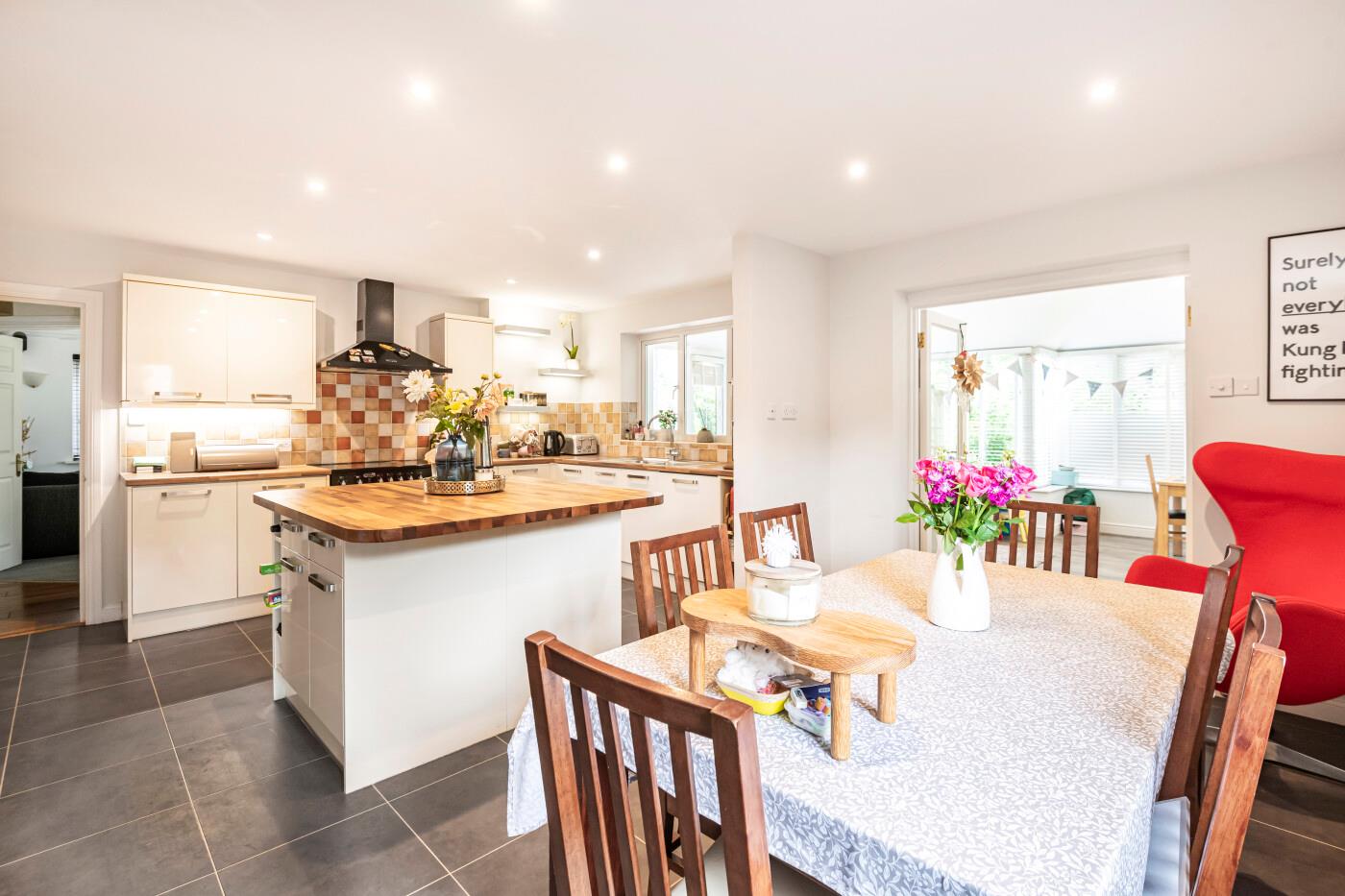 6 bedroom detached house for sale 0