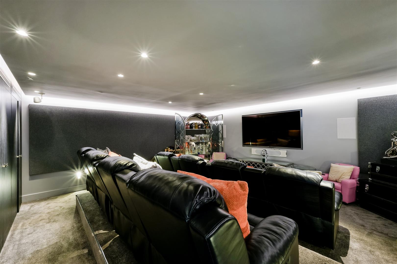 5 bedroom detached house for sale 0