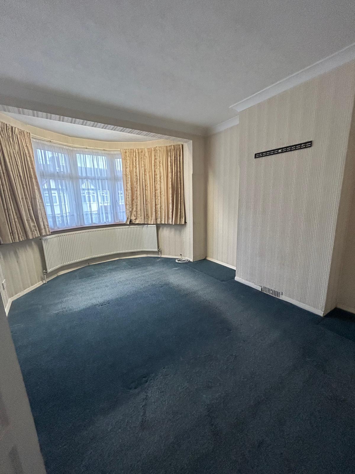 35 Parham Drive, ILFORD photo 2