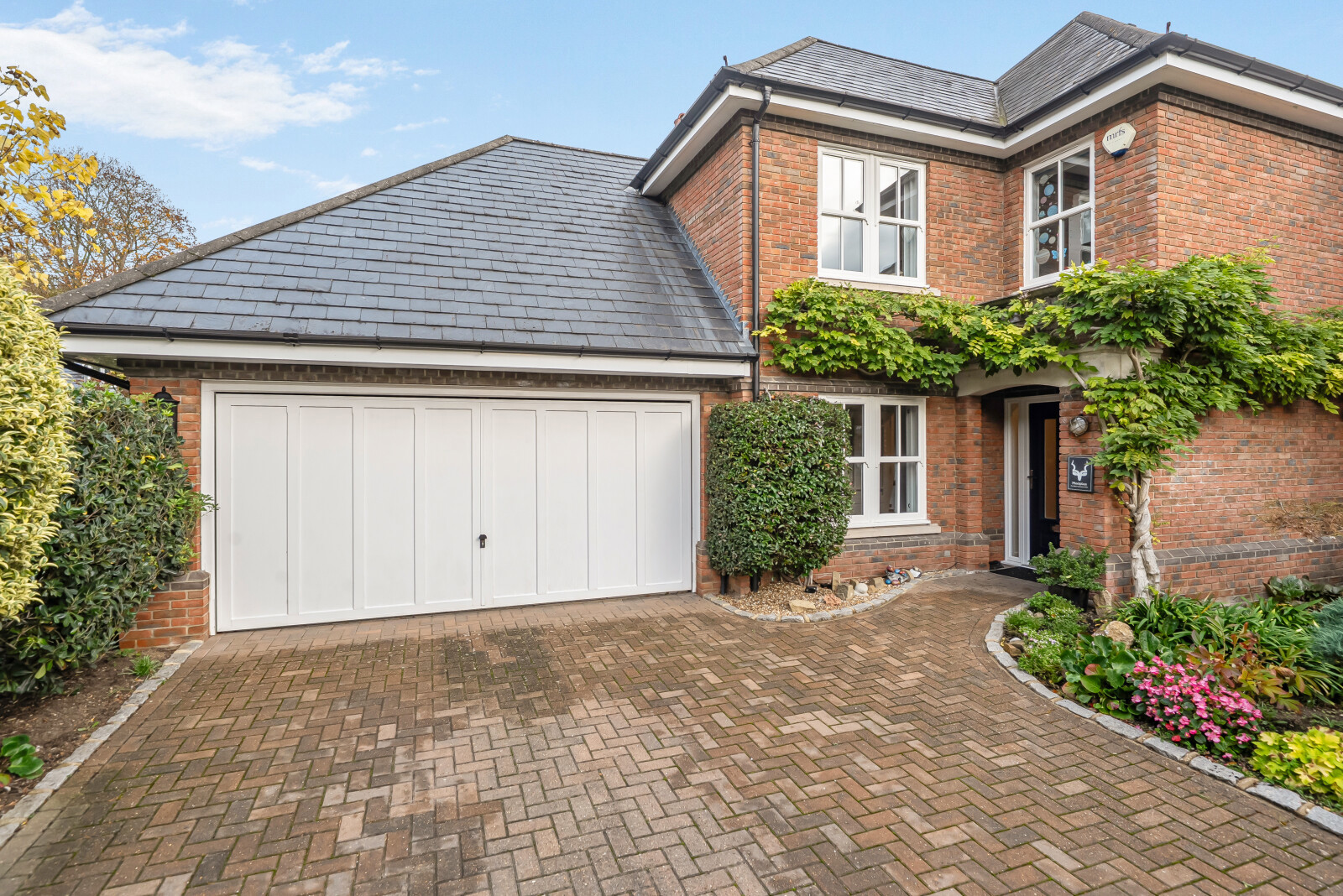 4 bedroom link-detached house for sale in Shepperton