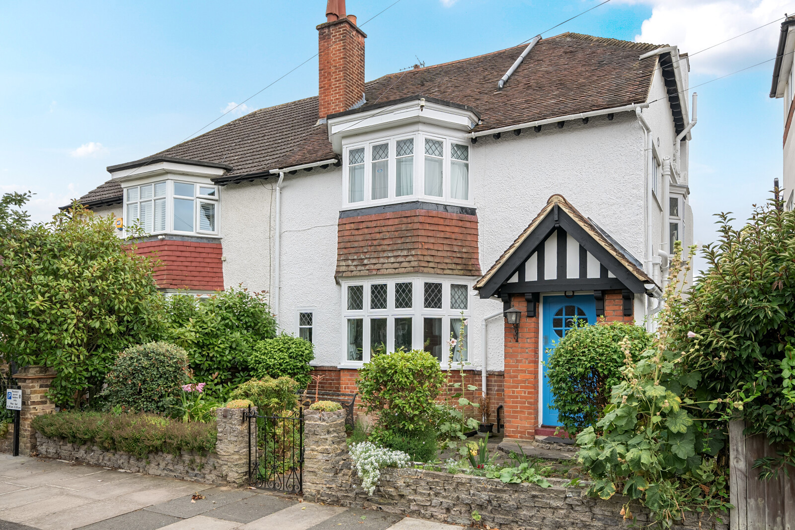 3 bedroom detached house for sale in Guildford