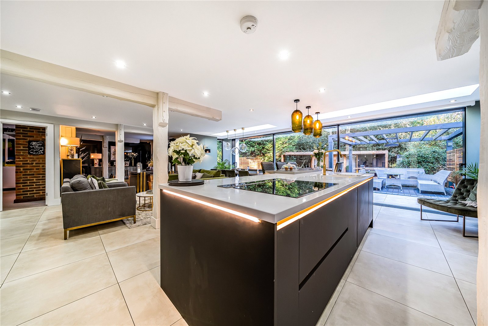 5 bedroom detached house for sale 0