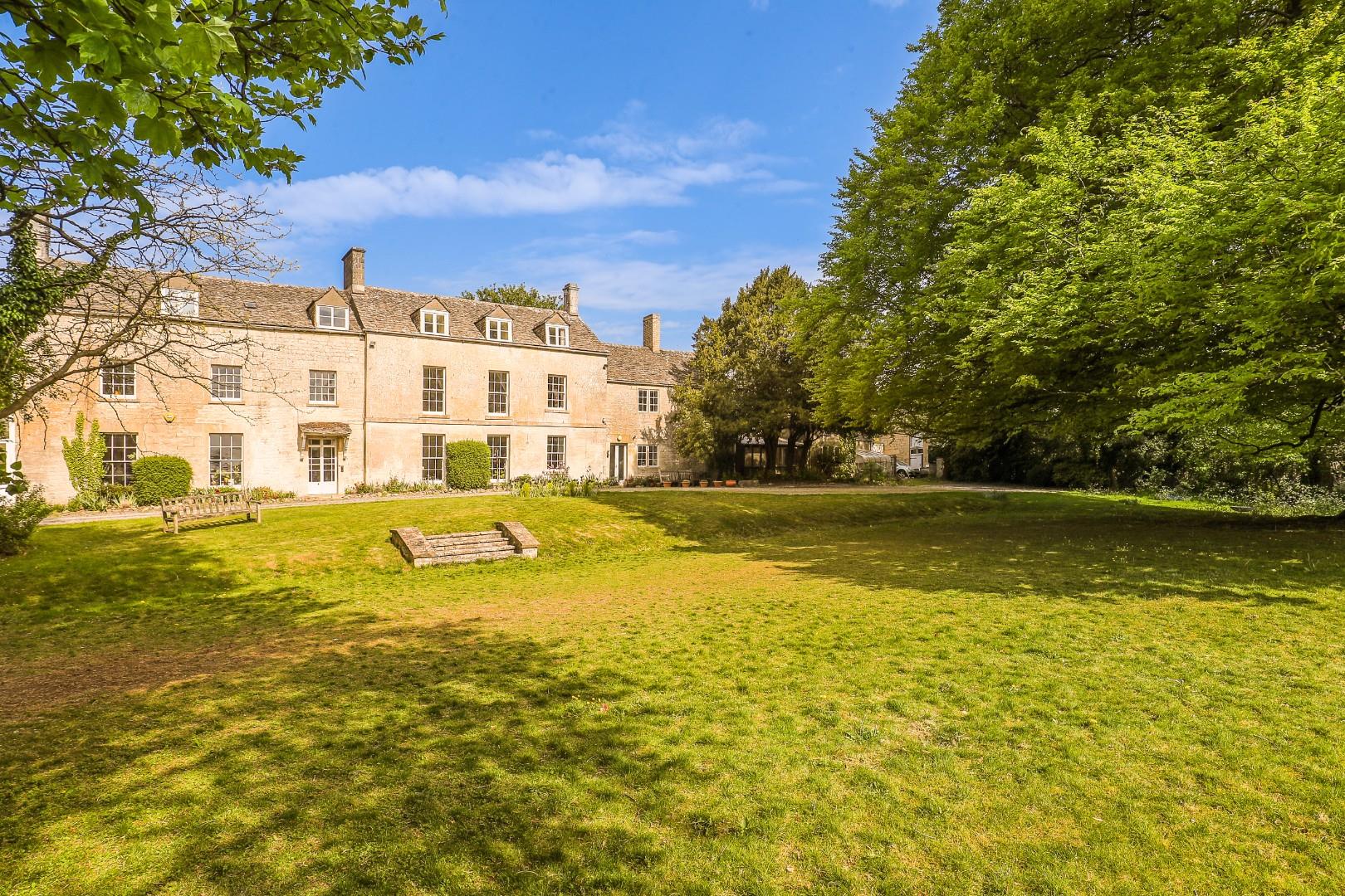 8 bedroom detached house for sale 0