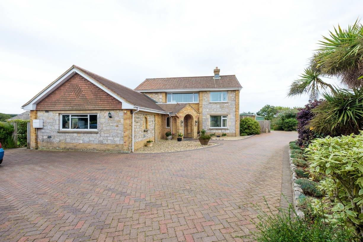4 bedroom detached house for sale 0