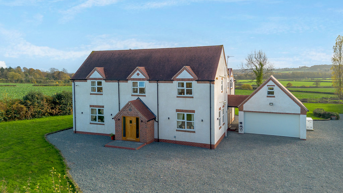 6 bedroom detached house for sale 0