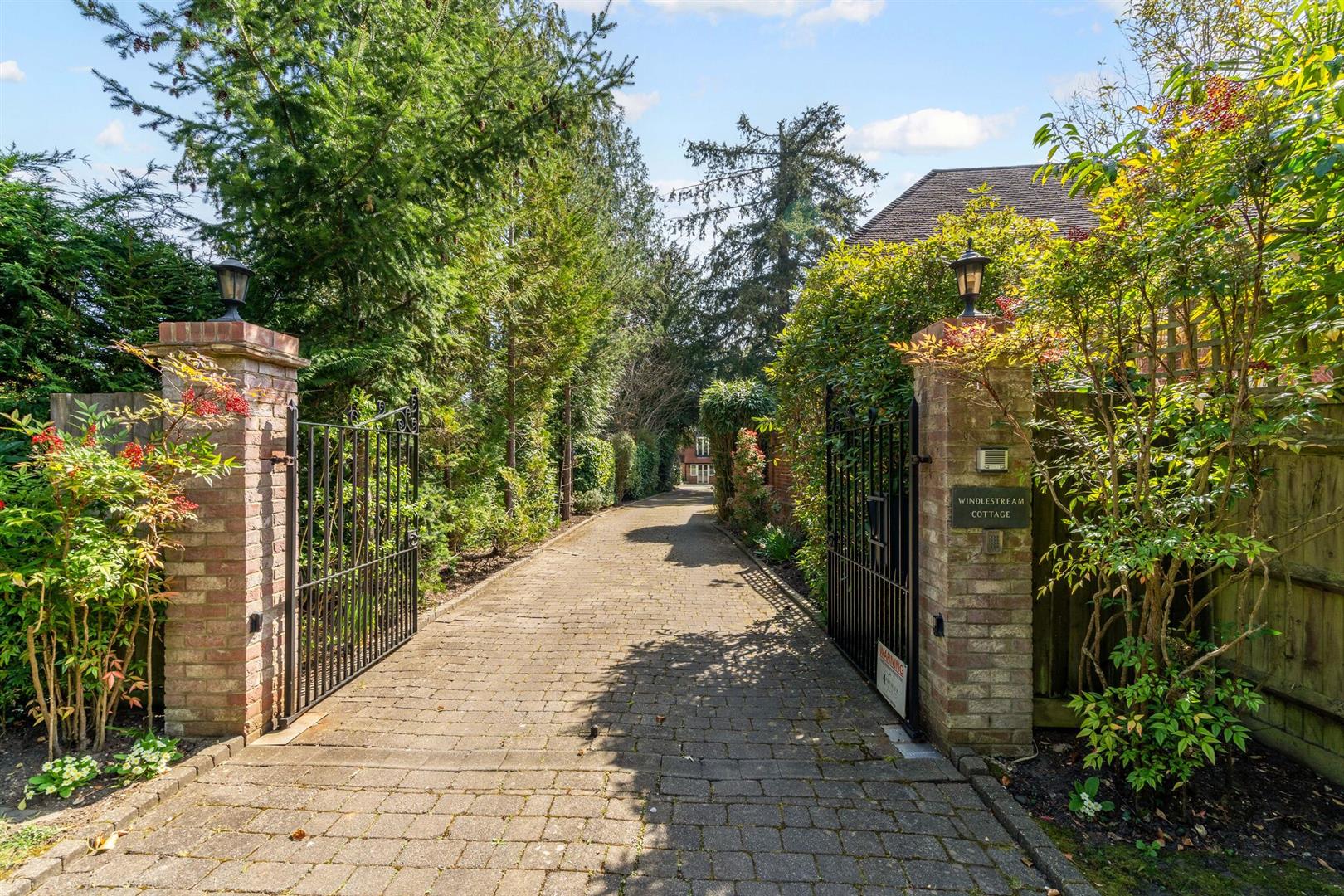 5 bedroom detached house for sale 0